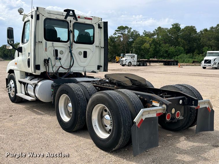 image for item DU1551 2016 Freightliner Cascadia semi truck