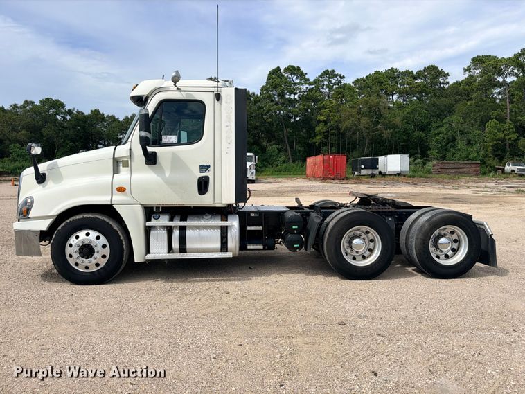 image for item DU1551 2016 Freightliner Cascadia semi truck