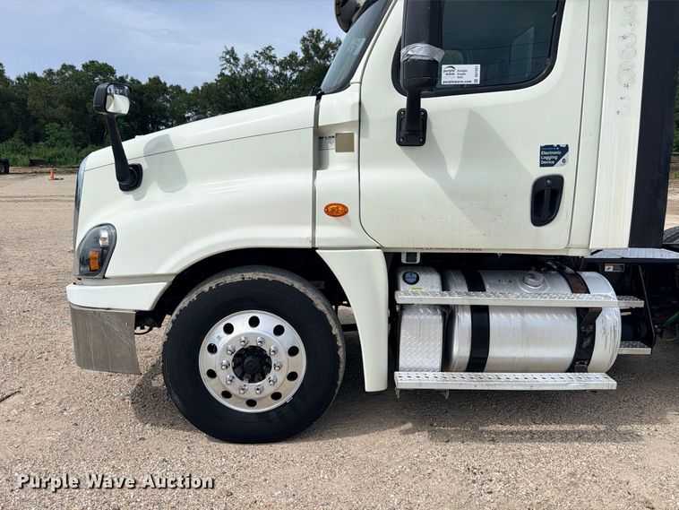 image for item DU1551 2016 Freightliner Cascadia semi truck