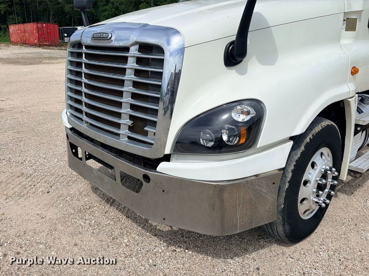 image for item DU1551 2016 Freightliner Cascadia semi truck