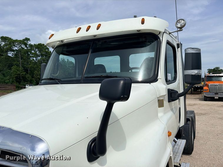 image for item DU1551 2016 Freightliner Cascadia semi truck