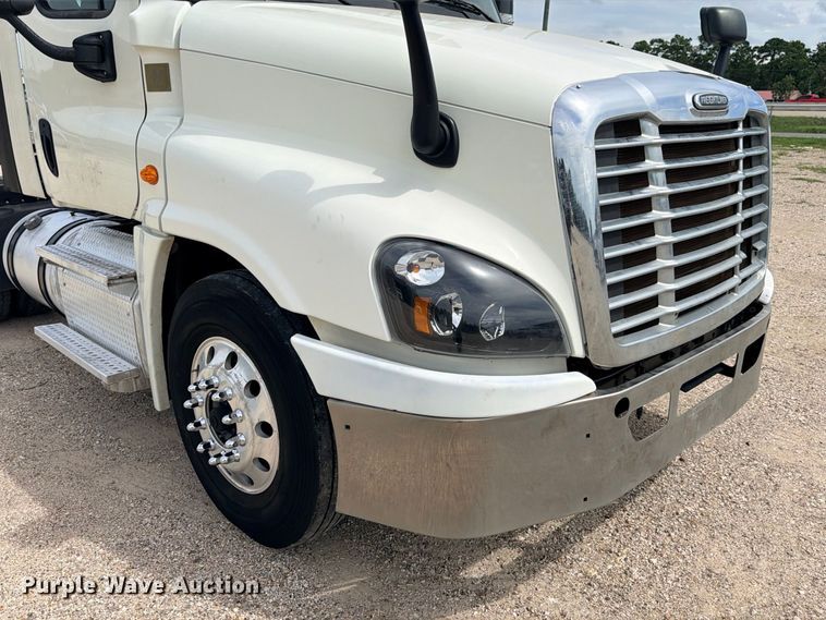 image for item DU1551 2016 Freightliner Cascadia semi truck