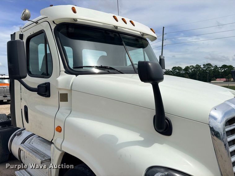 image for item DU1551 2016 Freightliner Cascadia semi truck