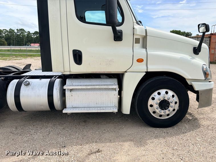 image for item DU1551 2016 Freightliner Cascadia semi truck