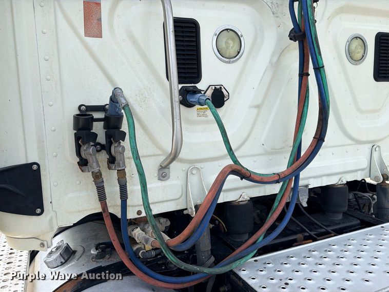 image for item DU1551 2016 Freightliner Cascadia semi truck