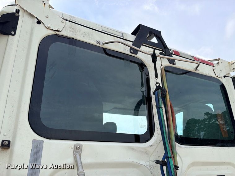 image for item DU1551 2016 Freightliner Cascadia semi truck