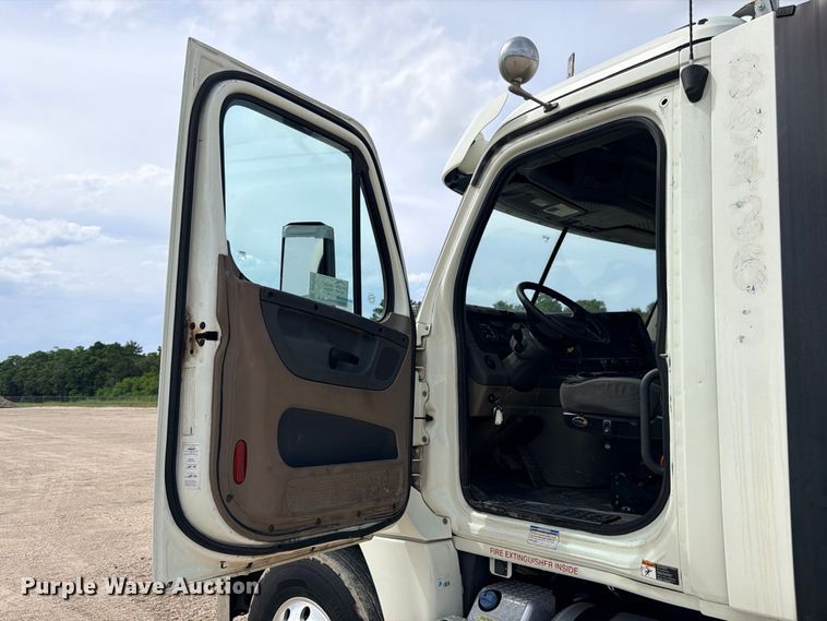image for item DU1551 2016 Freightliner Cascadia semi truck