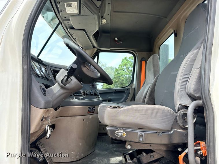 image for item DU1551 2016 Freightliner Cascadia semi truck