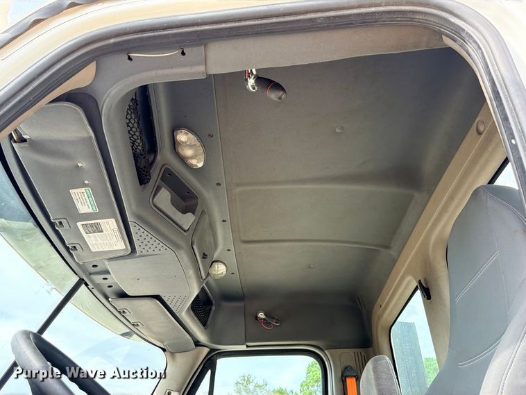 image for item DU1551 2016 Freightliner Cascadia semi truck