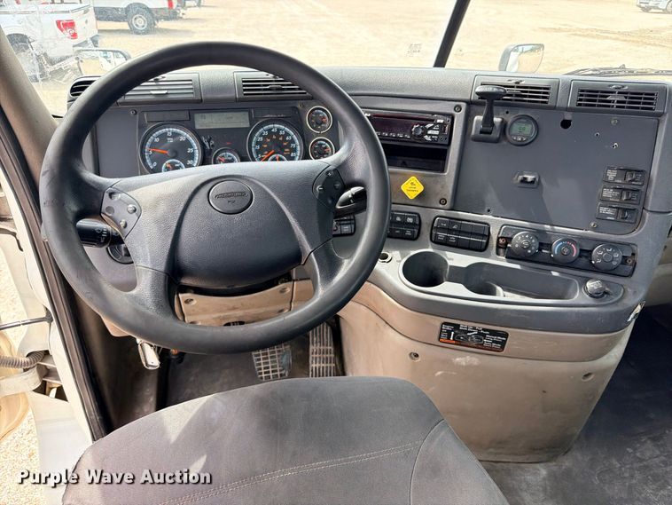 image for item DU1551 2016 Freightliner Cascadia semi truck