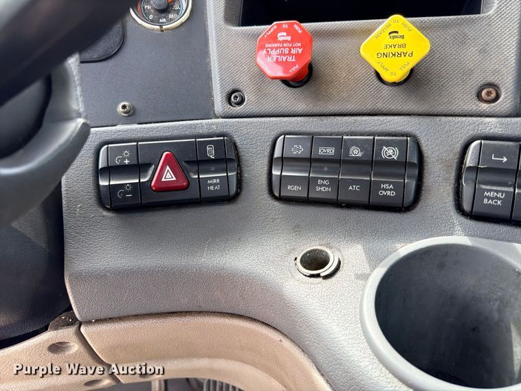 image for item DU1551 2016 Freightliner Cascadia semi truck