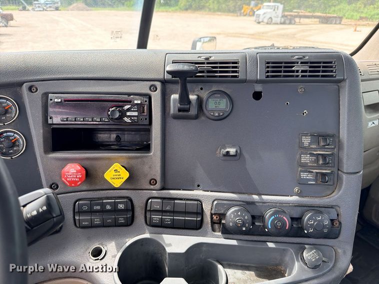 image for item DU1551 2016 Freightliner Cascadia semi truck