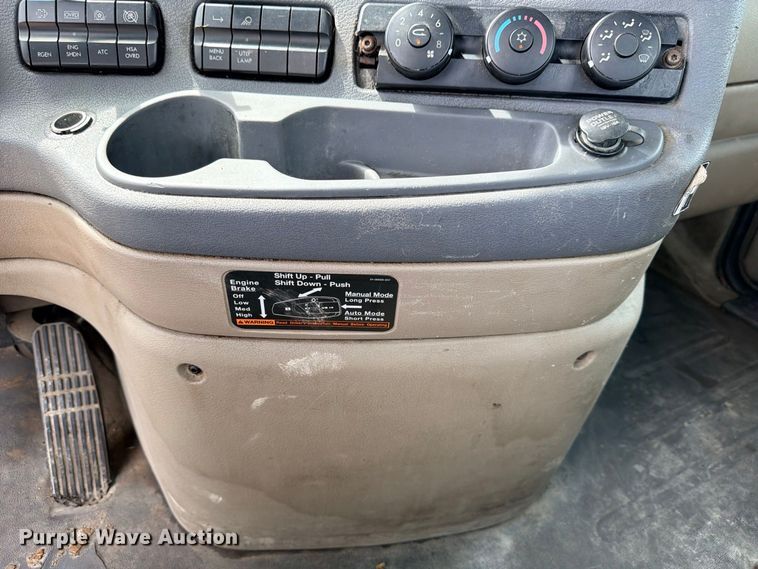 image for item DU1551 2016 Freightliner Cascadia semi truck