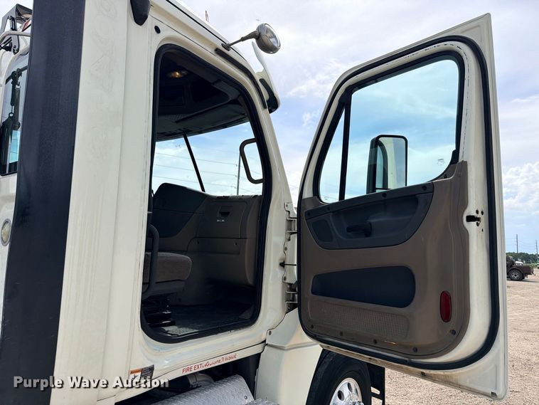 image for item DU1551 2016 Freightliner Cascadia semi truck