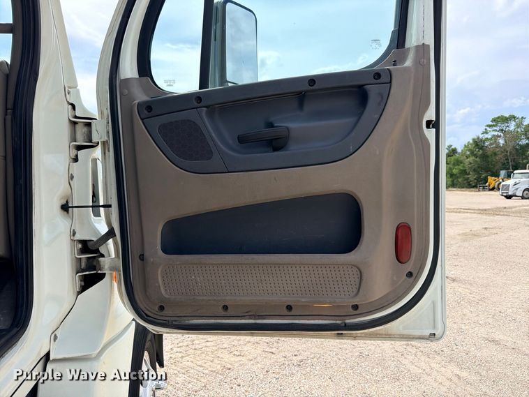 image for item DU1551 2016 Freightliner Cascadia semi truck