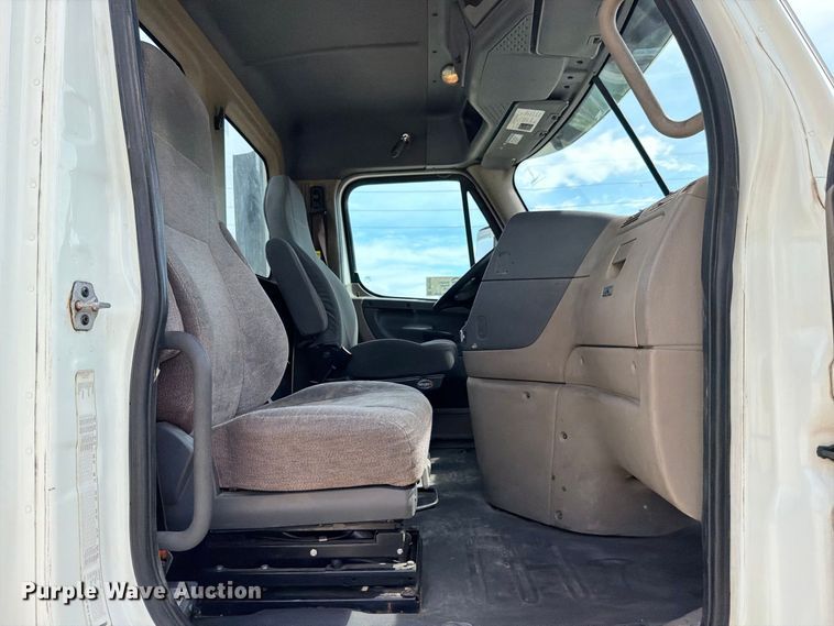 image for item DU1551 2016 Freightliner Cascadia semi truck