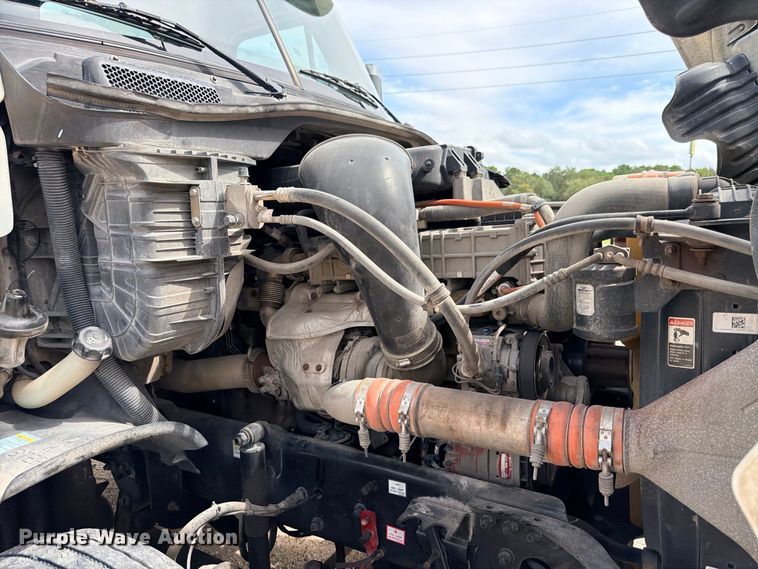 image for item DU1551 2016 Freightliner Cascadia semi truck