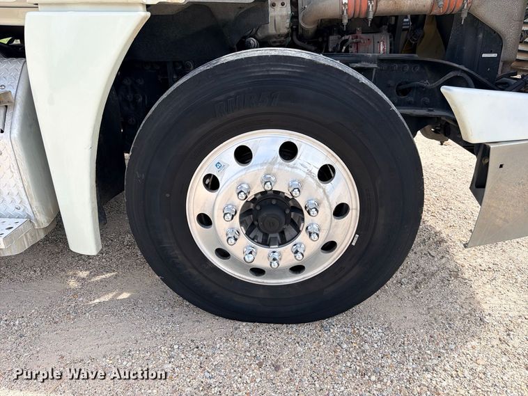 image for item DU1551 2016 Freightliner Cascadia semi truck
