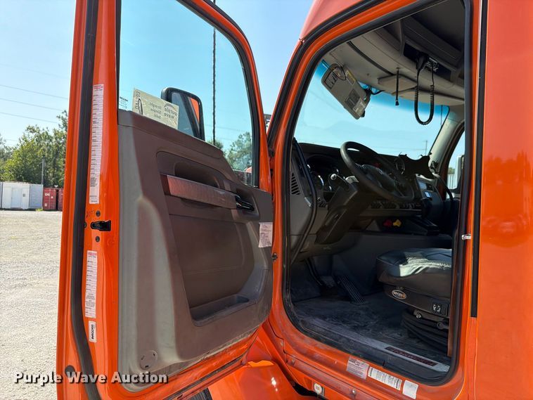 image for item DV7303 2018 Kenworth T680 semi truck