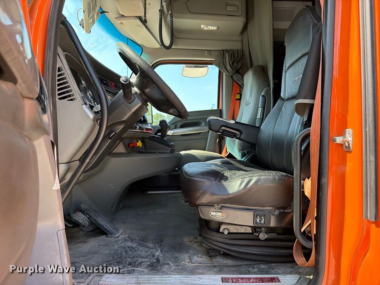 image for item DV7303 2018 Kenworth T680 semi truck