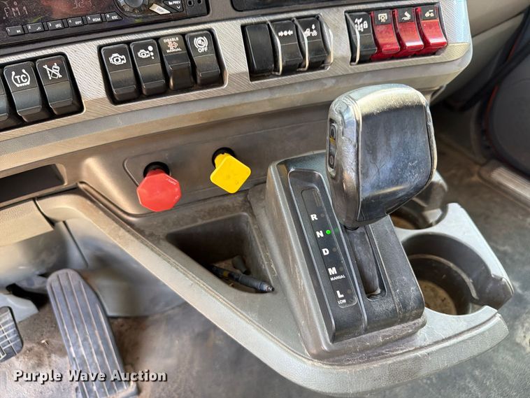 image for item DV7303 2018 Kenworth T680 semi truck