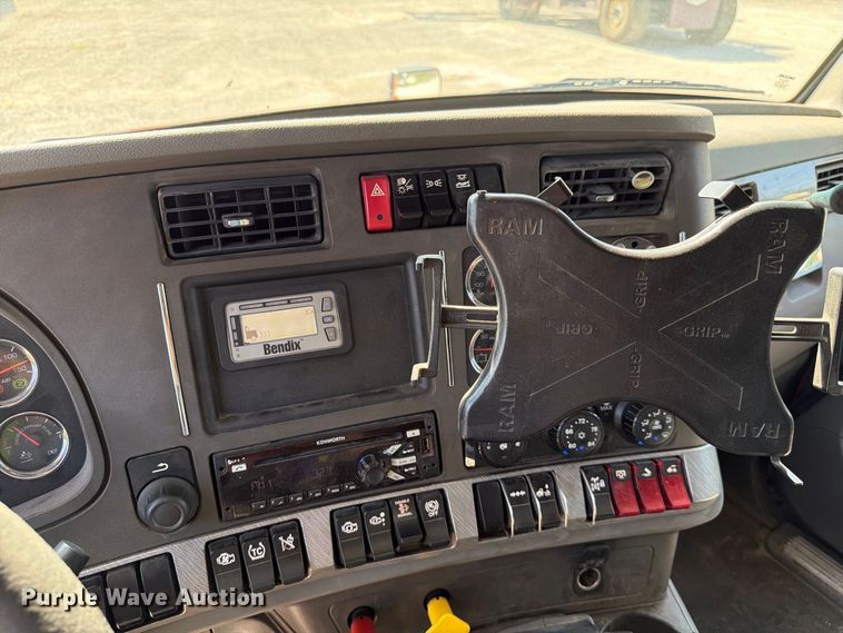 image for item DV7303 2018 Kenworth T680 semi truck
