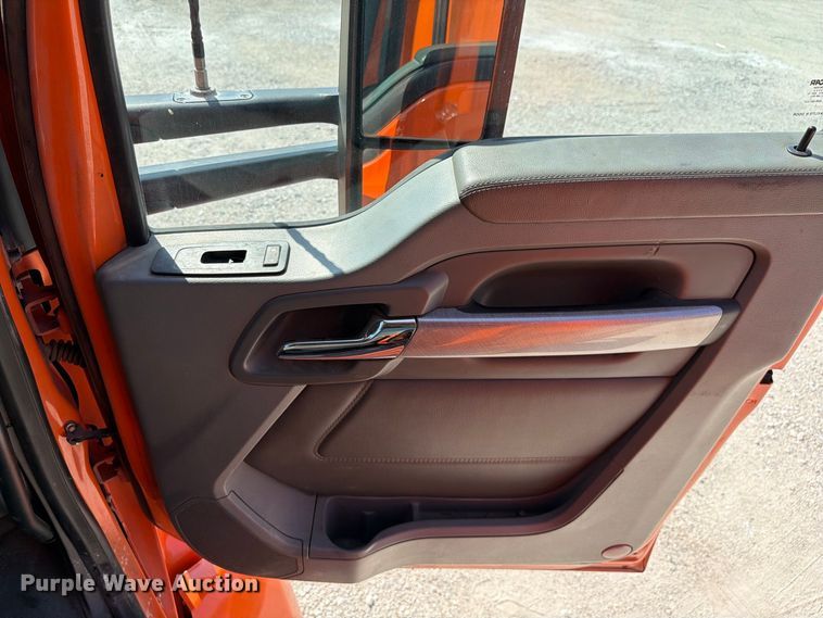 image for item DV7303 2018 Kenworth T680 semi truck