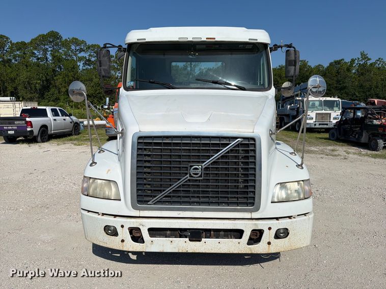 image for item DV7304 2016 Volvo VN semi truck