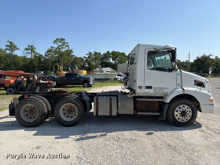 image for item DV7304 2016 Volvo VN semi truck