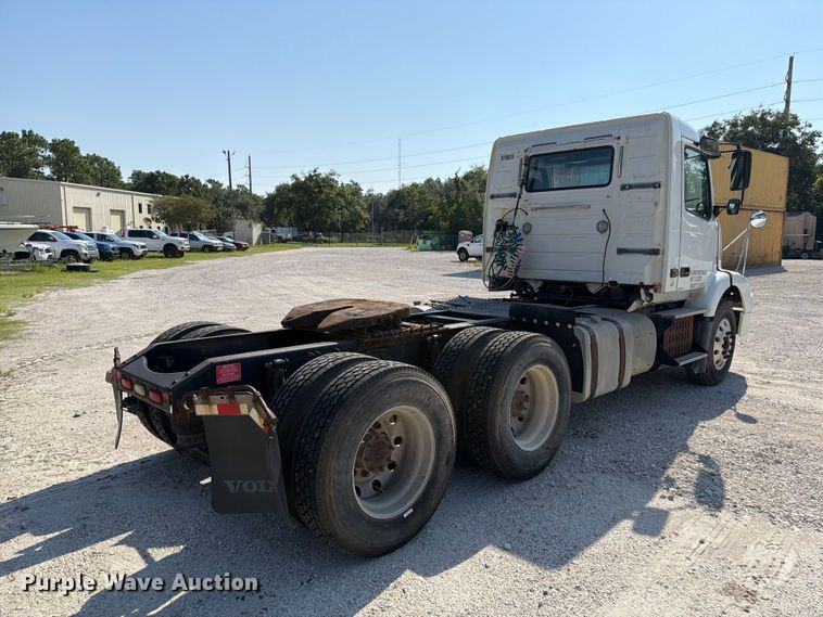 image for item DV7304 2016 Volvo VN semi truck