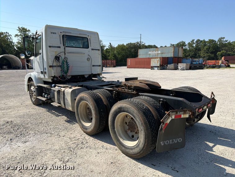 image for item DV7304 2016 Volvo VN semi truck
