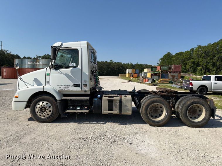 image for item DV7304 2016 Volvo VN semi truck