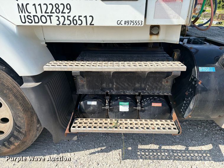 image for item DV7304 2016 Volvo VN semi truck