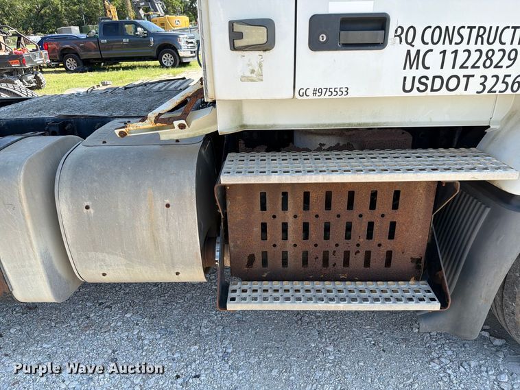 image for item DV7304 2016 Volvo VN semi truck