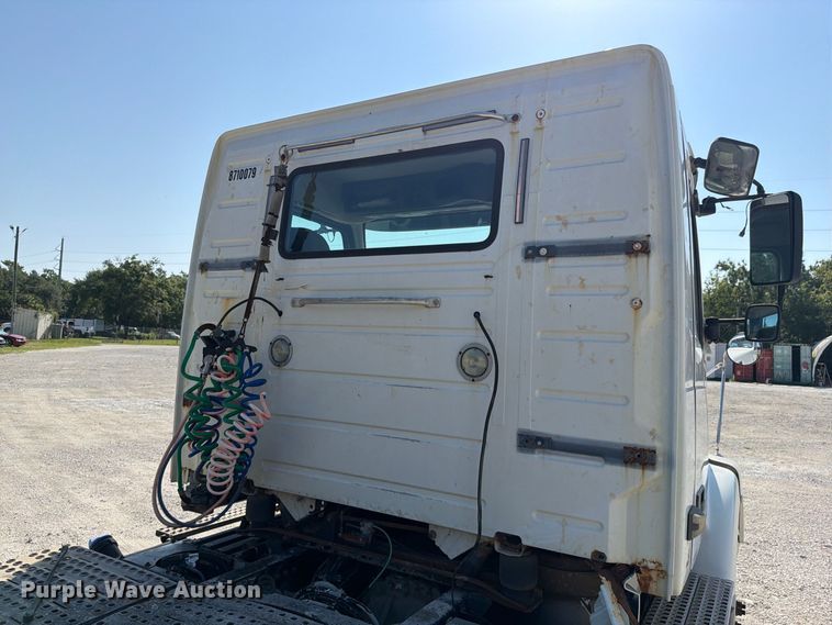 image for item DV7304 2016 Volvo VN semi truck