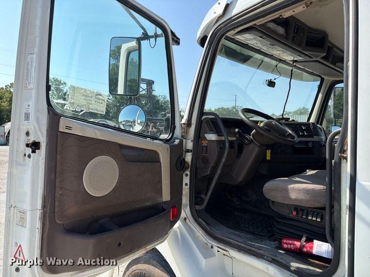 image for item DV7304 2016 Volvo VN semi truck