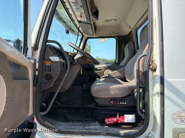 image for item DV7304 2016 Volvo VN semi truck