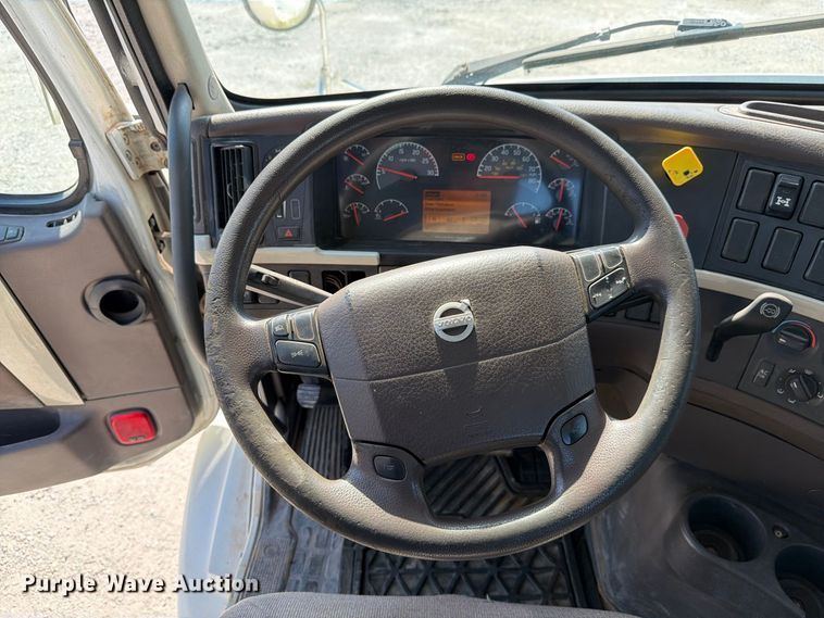 image for item DV7304 2016 Volvo VN semi truck