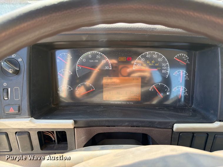 image for item DV7304 2016 Volvo VN semi truck