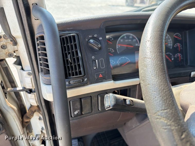 image for item DV7304 2016 Volvo VN semi truck