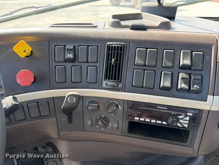 image for item DV7304 2016 Volvo VN semi truck
