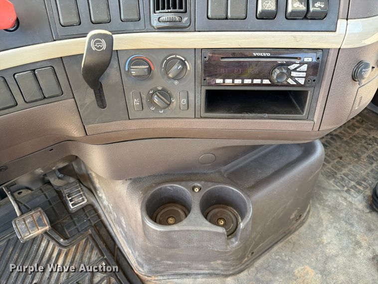image for item DV7304 2016 Volvo VN semi truck