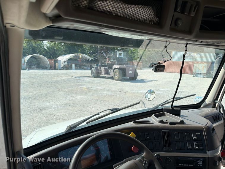 image for item DV7304 2016 Volvo VN semi truck