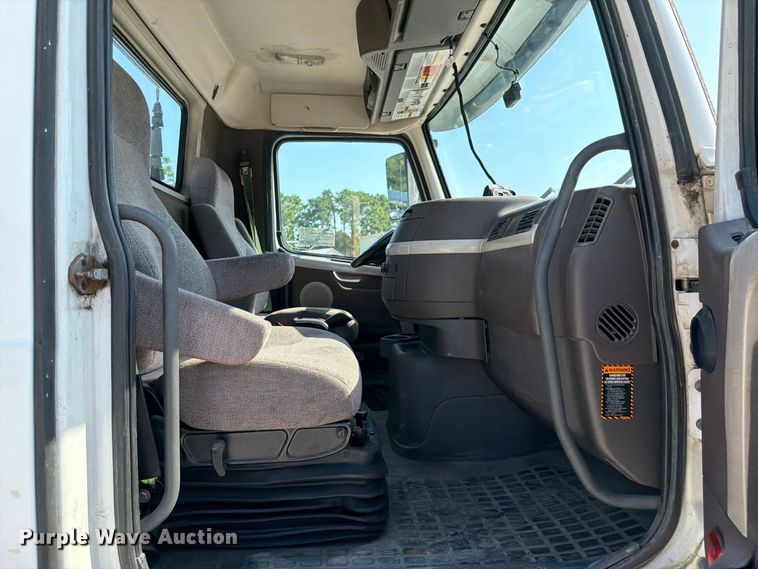 image for item DV7304 2016 Volvo VN semi truck