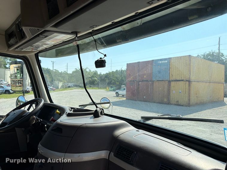 image for item DV7304 2016 Volvo VN semi truck