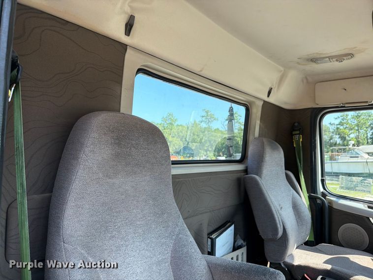 image for item DV7304 2016 Volvo VN semi truck