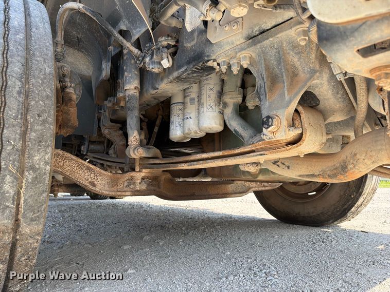 image for item DV7304 2016 Volvo VN semi truck