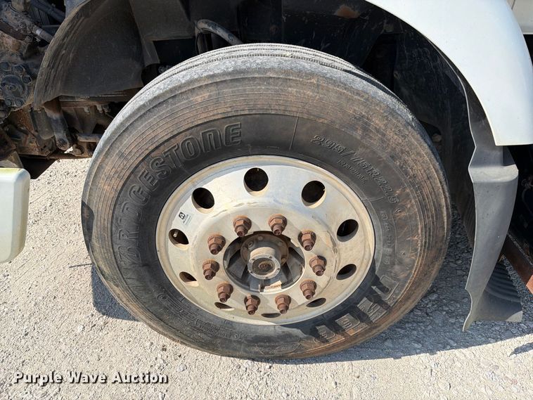 image for item DV7304 2016 Volvo VN semi truck