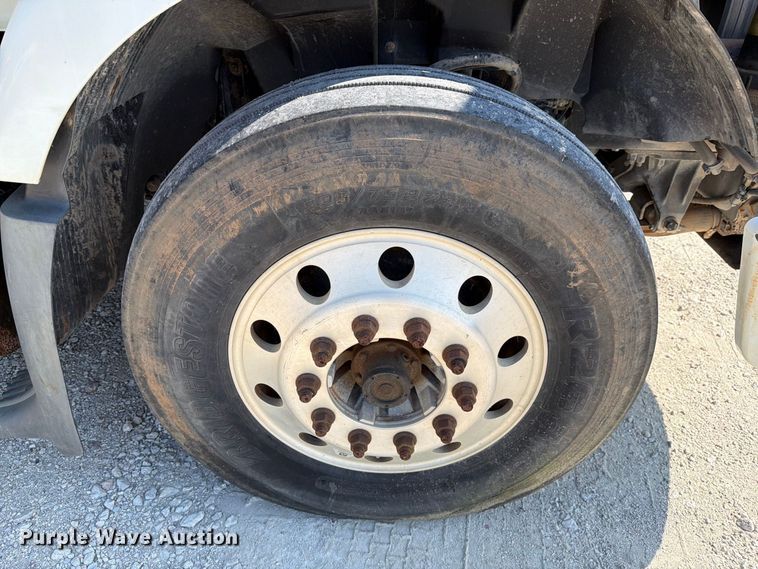 image for item DV7304 2016 Volvo VN semi truck