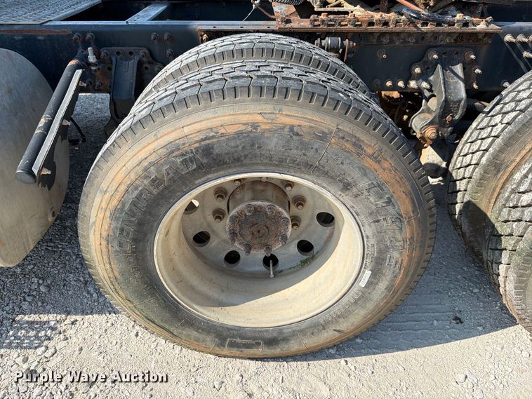 image for item DV7304 2016 Volvo VN semi truck